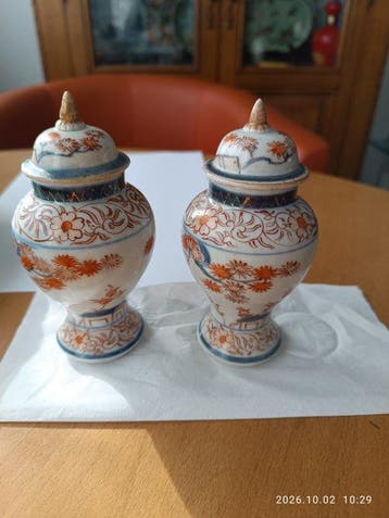 Paar kleine vazen (miniatuur) van Chinese porselein, decor