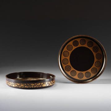 Twee schalen met cirkelvormige motieven in goud. - gelakt
