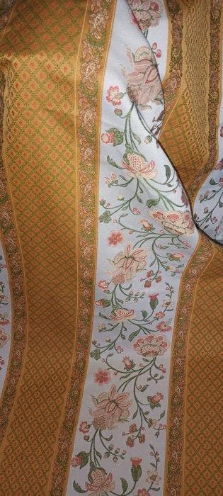 San Leucio prezioso tessuto damascato oro setificato