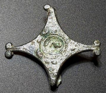 Oud-Romeins Bronzen rhombische legioenspeld met zonnesymbool, Antiek en Kunst