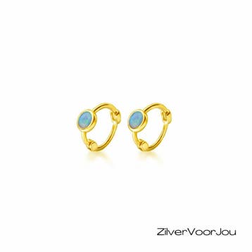 Zilveren gold plated  mini blauw opaal huggie hoop, Verzenden, Nieuw, Zilver