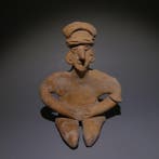 Colima, Westkust van Mexico Terracotta Zittende figuur. 9 cm