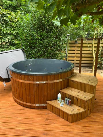 Showroom leeg verkoop! 30 hottubs veel afgeprijsd! Weg = weg, Tuin en Terras, Bubbelbaden en Hottubs, Ophalen, Nieuw, Trap, Vast