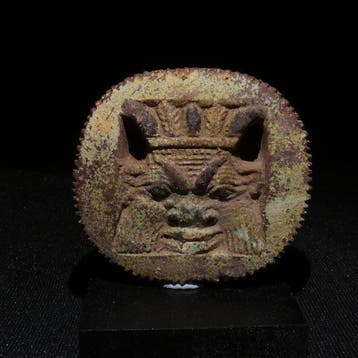 Oud-Egyptisch Faience Bes-amulet. Lengte 4,6 cm. 664–332