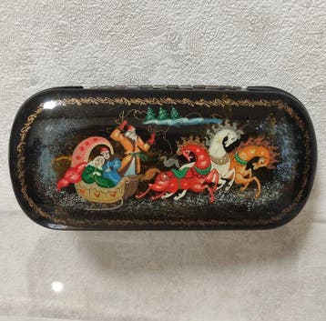 Palekh - Lacquer box, spectacle case with a fairy tale plot.