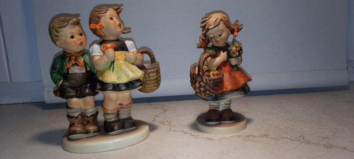 Goebel, Hummel - Beeldje - Hummel-Figuren mit Körben (2) -, Antiek en Kunst, Curiosa en Brocante