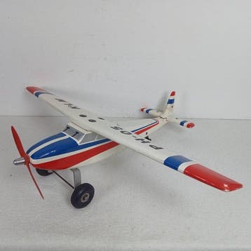 Modelvliegtuig - Een motorig propeller- houten vliegtuig