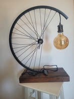 Tafellamp - Metaal, Hout - Lamp van een opgeknapt fietswiel, Antiek en Kunst