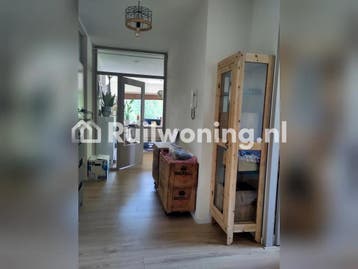 Voorhof: Ruime flat met 3 kamers (Delft)