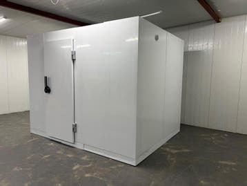 Vriescel 270 x 210 x 220 cm stekker klaar Licht beschadigd, Nieuw in verpakking, Koelen en Vriezen