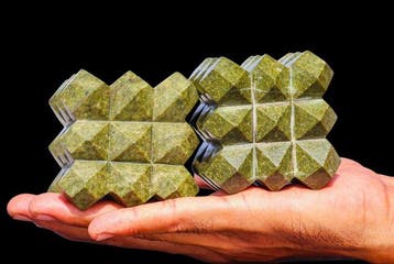 75mm Groene Vesuvianiet Kubus - 54 Piramiden Idocrase