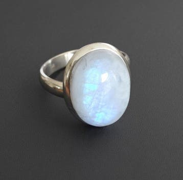 Ring van massief zilver 925. Cabochon maansteen.