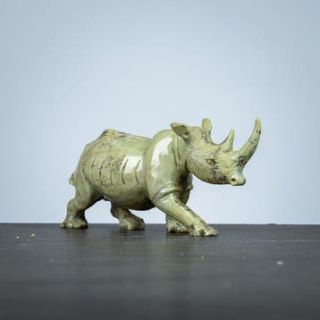 Beeldje, Beeld van een Neushoorn - 70 mm - kiwi serpentine, Antiek en Kunst