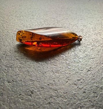 Oude hanger met Baltisch amber cabochon in cognackleur. -, Nieuw