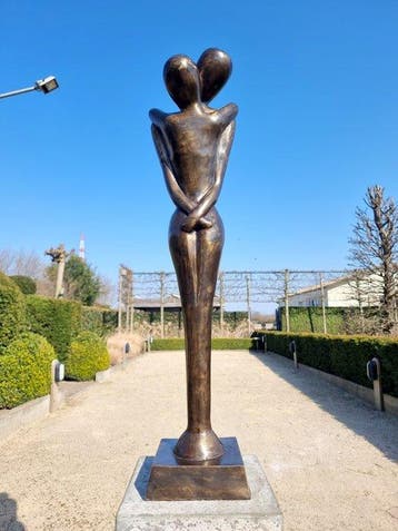Beeld, omhelzend koppel - 83 cm - Brons