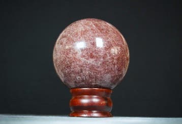 Rode aardbeienkwarts kristallen bol – natuurlijke roze-rode