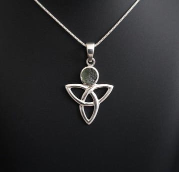 MOLDAVITE. Hanger met Keltische Triquetra met bijpassende