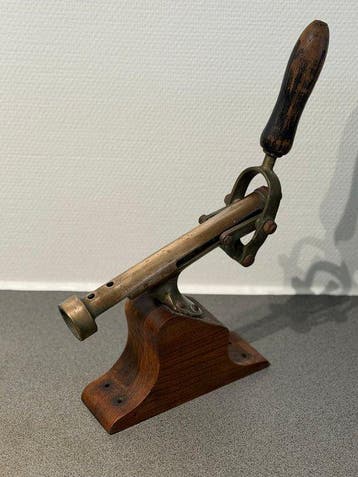 Bar corkscrew mounted on an oak base 1874 - Kurkentrekker -