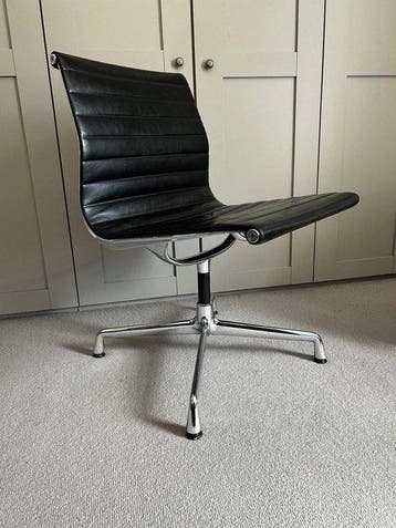 Vitra - Charles & Ray Eames - Stoel - EA105 - Leder - Zwarte
