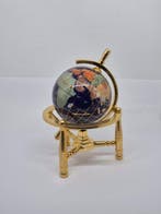 Decoratieve wereldbol van lapis lazuli met goudkleurig frame