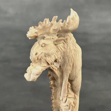 Snijwerk, NO RESERVE PRICE - Stunning Moose carving from a, Antiek en Kunst