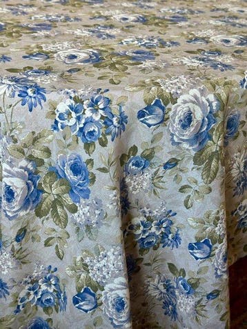 Tafellaken met blauw Engelse rozenpatroon voor grote tafels.