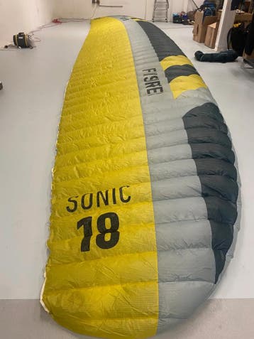Flysurfer Sonic 4 18M in Topstaat, Watersport en Boten, Ophalen of Verzenden, Zo goed als nieuw