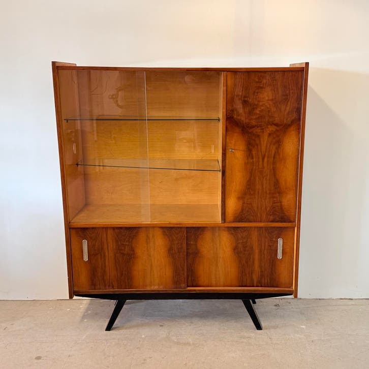 Speelse hoogglans highboard met vitrine, Huis en Inrichting, Kasten | Wandmeubels, 25 tot 50 cm, Met deur(en), Met plank(en), Zo goed als nieuw