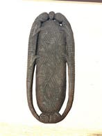 Ritueel gebruikt bord met monitorhagedissen - Sentani-meer -