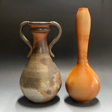 Eenbloemige vaas - Aardewerk - Japan - Bizen-aardewerk door