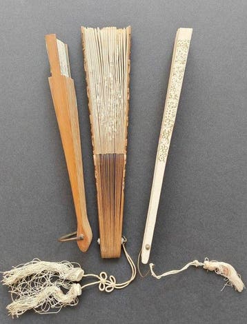Handwaaier (3) - Hout - Handfans. Hout, karton