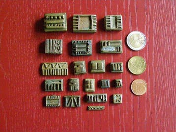 TWINTIG ANTIEKE GEOMETRISCHE GOUDGEWICHTEN 366 gram -