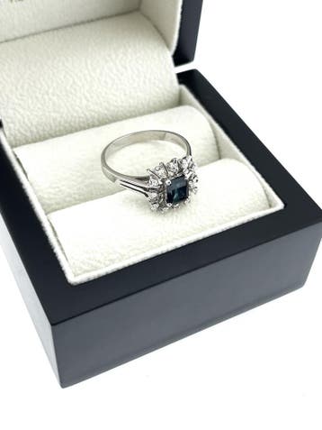 Antiek 18 Karaat Witgouden Ring 0.65 Saffier / 0.12 Diamant, Ophalen, Zo goed als nieuw, 17 tot 18, Met edelsteen