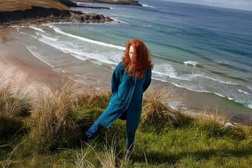 Breipatroon Lang Damesvest Clover in Donegal Woolen Spun -, Ophalen of Verzenden, Nieuw