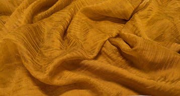 Raffinato tendaggio Miglioretti in organza color ambra