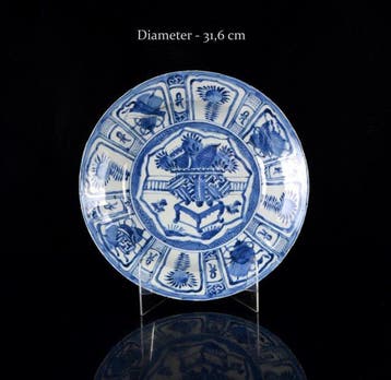 Een grote Chinese blauw-witte, gemodelleerde, Antiek en Kunst