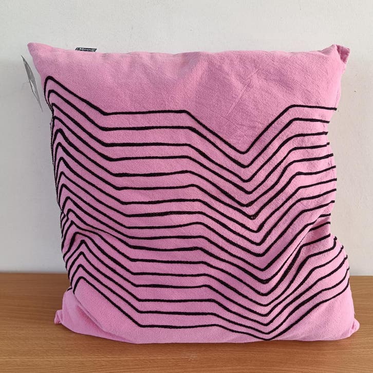 In The Mood | Kussen Madina Cyclaam | Roze | 50x50cm, Huis en Inrichting, Woonaccessoires | Kussens, Vierkant, Roze, Nieuw, Ophalen of Verzenden