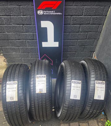 185/65r15 88H Michelin 2 stuks op voorraad Dot25, Auto-onderdelen, Banden en Velgen, Ophalen, 15 inch, Nieuw, 185 mm