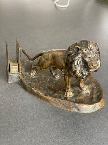Figuur - Antiker Massiver Bronze-Briefhalter mit Löwe –