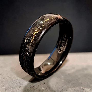 Galaxy TUNGSTEN RING met meteoriet- en goudinlays.