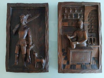 Bloksnijwerk/relief, Pareja de relieves rústicos en madera