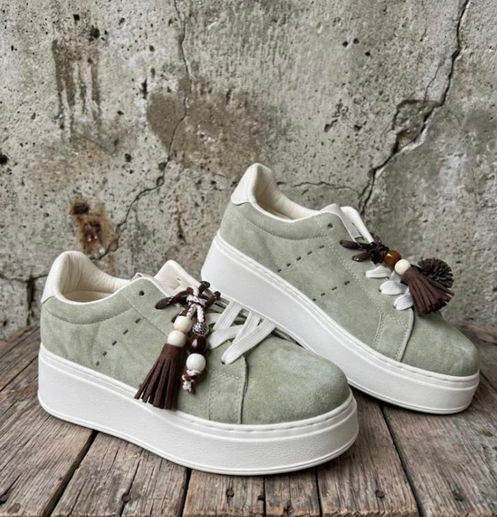 Summer green Suedine Sneakers met Flosjes mt 36 t/m 41, Kleding | Dames, Schoenen, Sneakers of Gympen, Groen, Nieuw, Ophalen of Verzenden