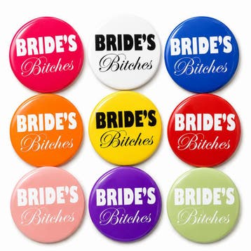 9 buttons Brides Bitches in verschillende kleuren, Ophalen of Verzenden, Nieuw, Versiering, Geboorte of Huwelijk