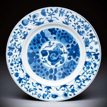 ANTIEKE CHINESE BLAUW-WIT BORD MET BOEDDHISTE LEEUW, Ø24,5, Antiek en Kunst