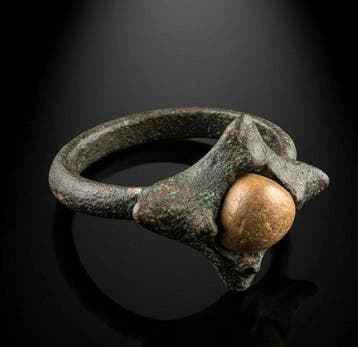 Middeleeuws Brons Ring met oorspronkelijke steen, 13e–15e