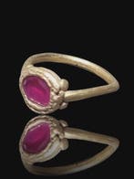 Ancient (Roman) Geel goud, Stunning Pink/Red Garnet (XRF
