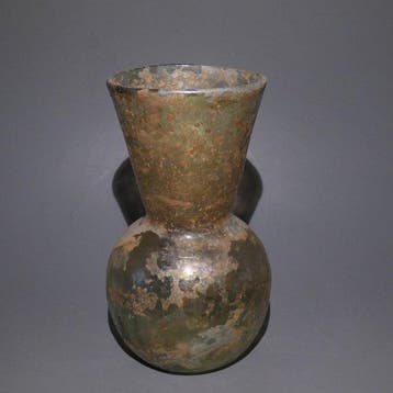 Oud-Romeins Glas Fijn flesje. 11,5 cm hoog. 2e - 3e eeuw na
