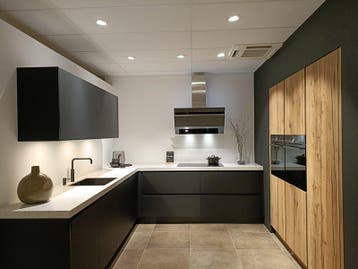 Zwarte keuken met houtfineer, Zwart, Nieuw, Dubbelwandige keuken, Ophalen of Verzenden