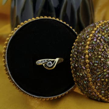 Gouden ring met zirconia stenen, 18 tot 19, Gebruikt, Ophalen of Verzenden, Met edelsteen