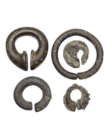 Indonesië. Several types of Bronze & Tin Keloh/Mamuli rings